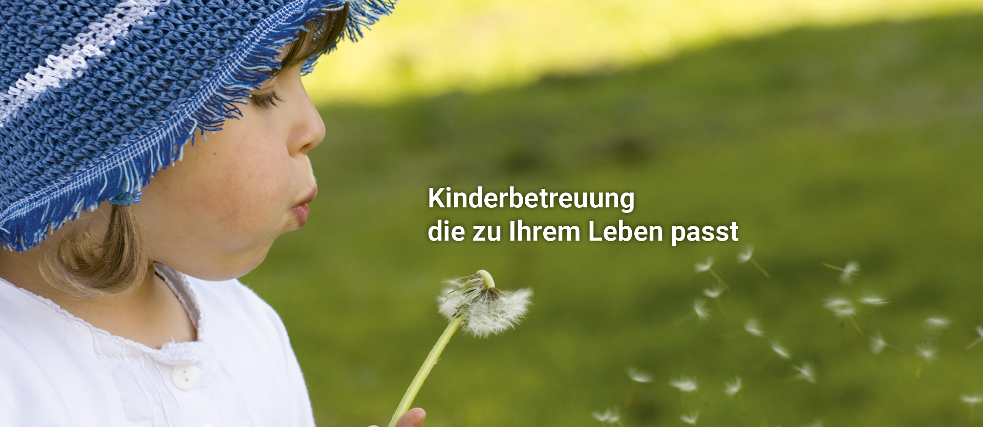 Ein Mädchen mit blauer Mütze bläst Seifenblasen.