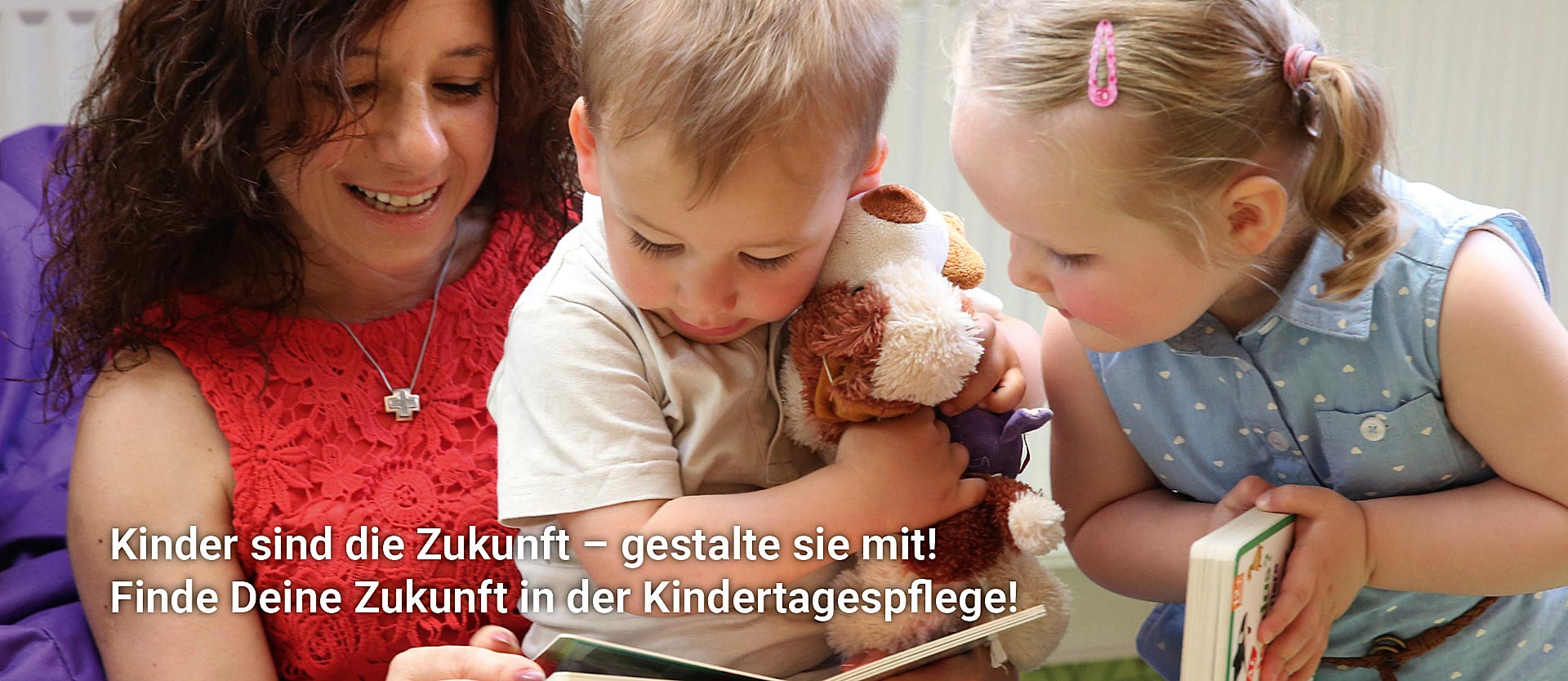 Erwachsene Frauen sitzen in einer Stuhlreihe, eine Frau hält eine rote Feder in der Hand und spricht.